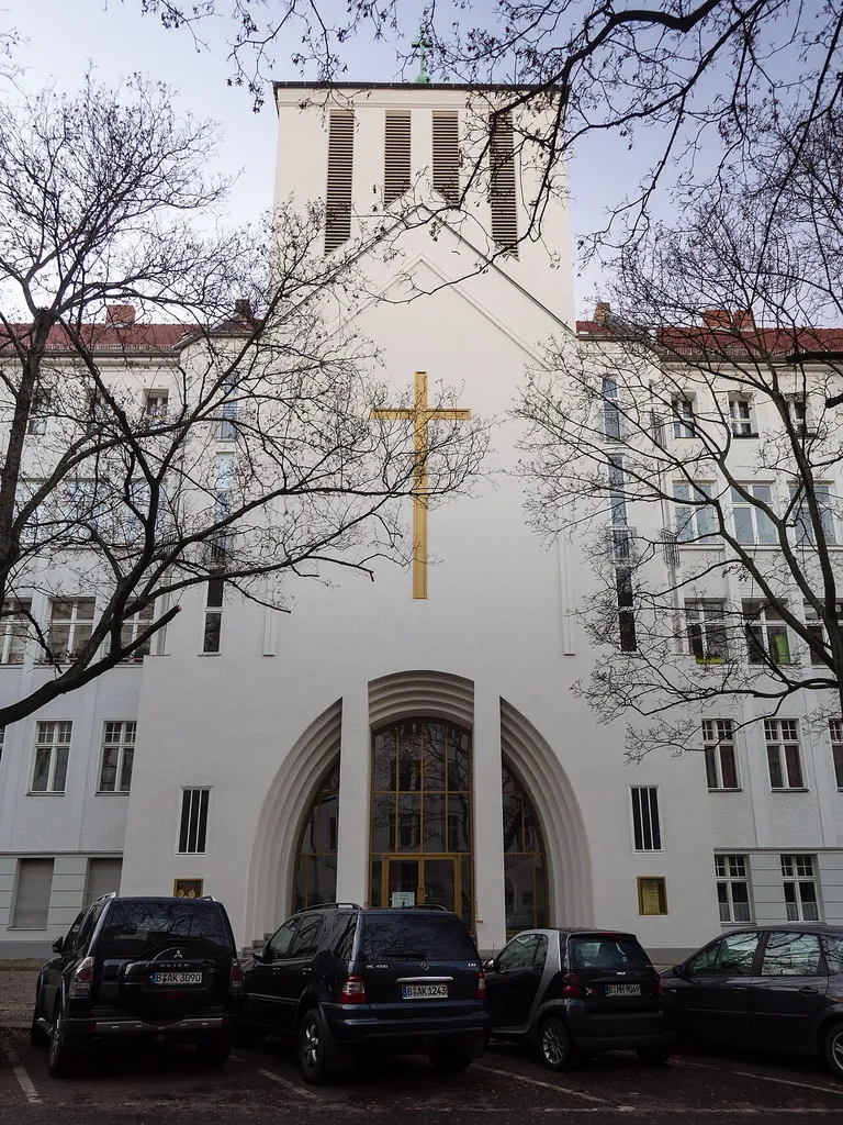Kirche zum Heiligen Kreuz in Berlin-Wilmersdorf nach dem Umbau des Eingangsbereichs.