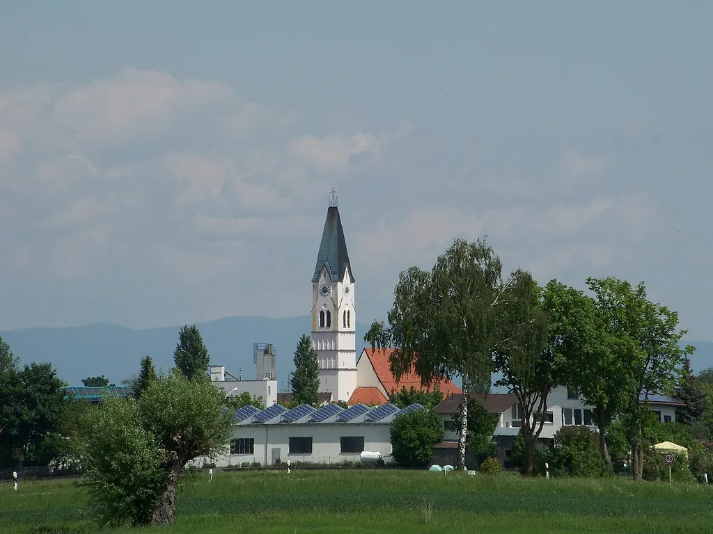 Pilsting. Katholische Pfarrkirche Mariä Himmelfahrt, ehem. Wallfahrtskirche, spätgotische Staffelhallenkirche mit Westturm, 2. Hälfte 15. Jahrhundert, Westturm mit Vorhalle im Untergeschoss Ende 13. Jahrhundert, moderner Oratoriumsbau am Chor; mit Ausstattung.