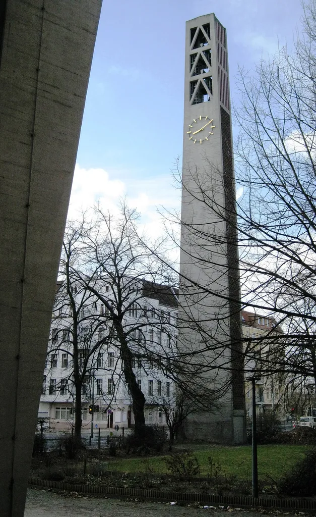 Glocken- und Uhrenturm der Vaterunser-Kirche