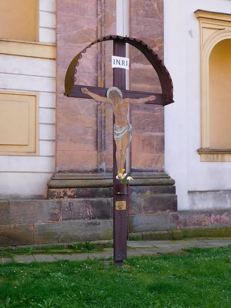 Jičín - Valdštejnovo náměstí, kříž před kostelem sv. Jakuba