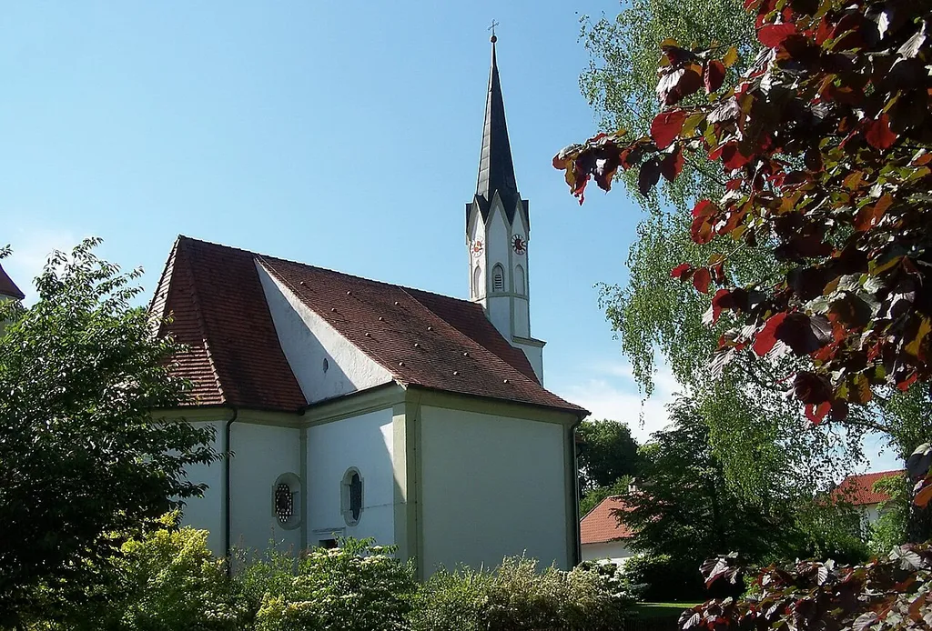 Niederaichbach, am Aichbach 28. Kath. Kirche St. Nikolaus, barock, 1678, Turmobergeschoß Ende 19. Jh.; mit Ausstattung.