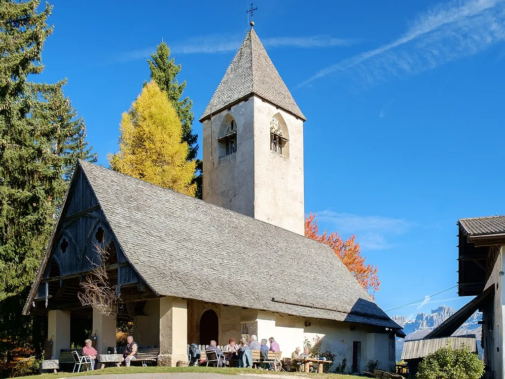 Die Kirche St. Helena in der Nähe von Deutschnofen im Herbst 2016.