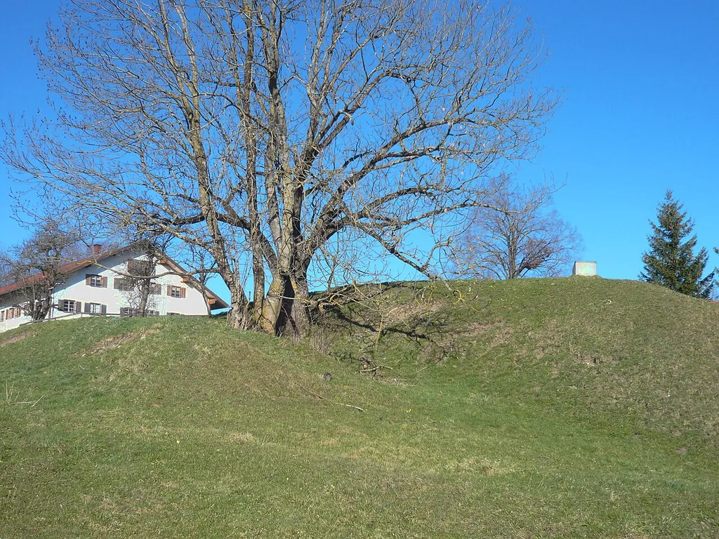 Burgstall in Oberdeusch, Landkreis Ostallgäu