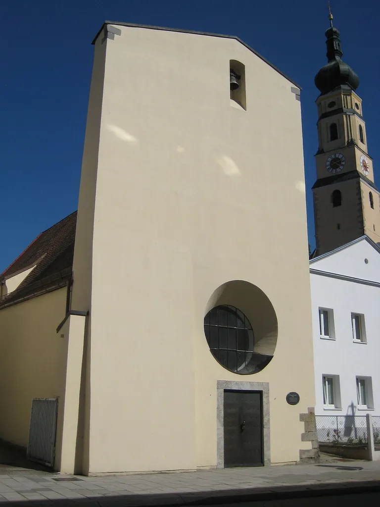 Ehemals Sankt Oswaldkapelle, jetzt Kriegergedächtniskirche (kleiner Satteldachbau mit hohem Blendgiebel, um 1415, Umbauten 18. und 20. Jahrhundert; mit Ausstattung)