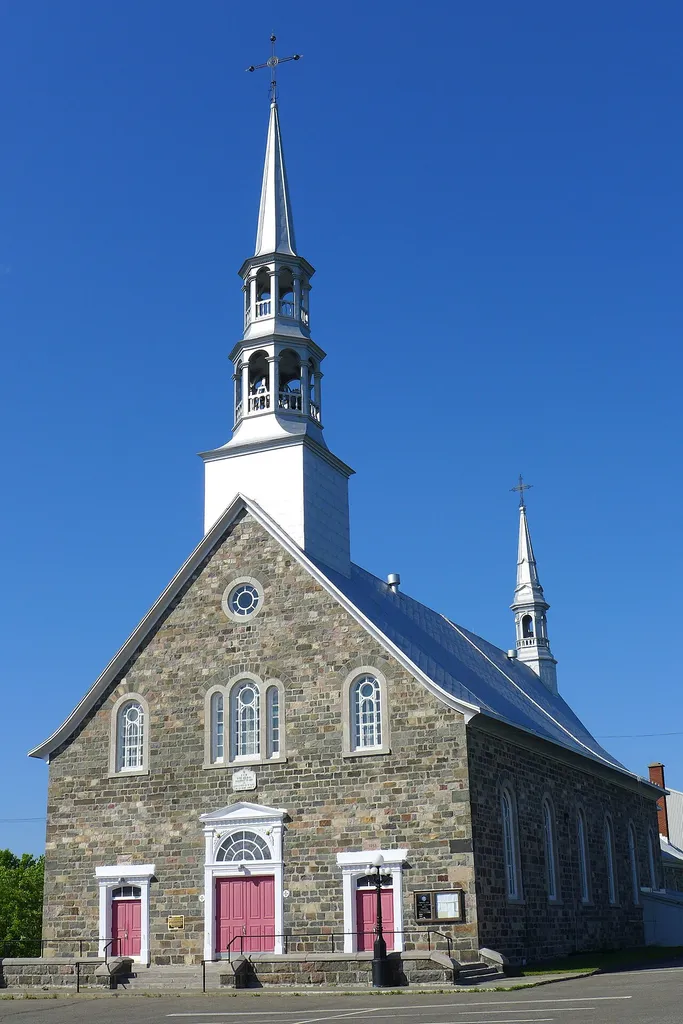 Église de Saint-Georges, Rue de l'Église, Cacouna (Canada). (Protection MH classé. Voir la liste des lieux patrimoniaux du Bas-Saint-Laurent pour plus de détails).