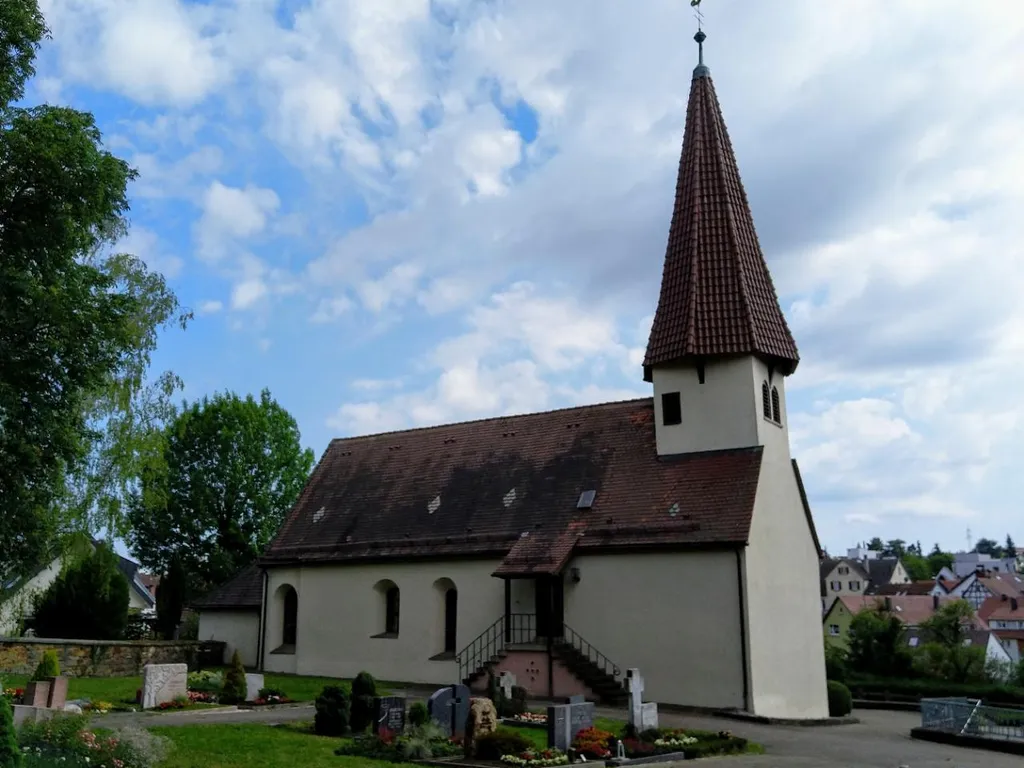 Ortskirche von Berkheim, ein im Kern mittelalterlicher Bau mit ungewöhnlichem Turmhelm