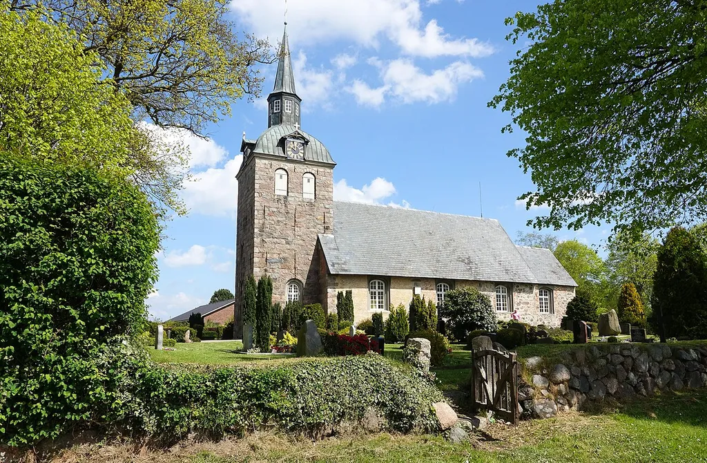 Kirche St. Martin, Steinbergkirche, Schleswig-Holstein; Ansicht von der Nordstraße; Denkmalnummer 5137
