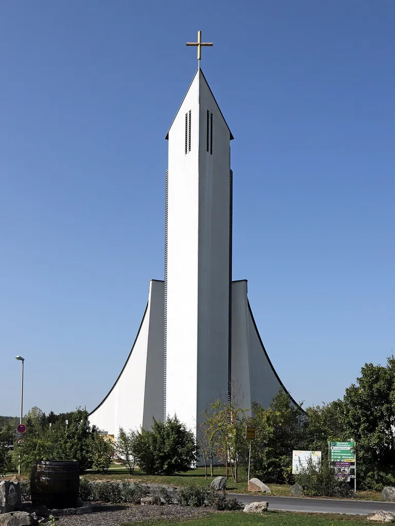 Ostseite der Autobahnkirche Himmelkron an der Kreuzung A9 - B303