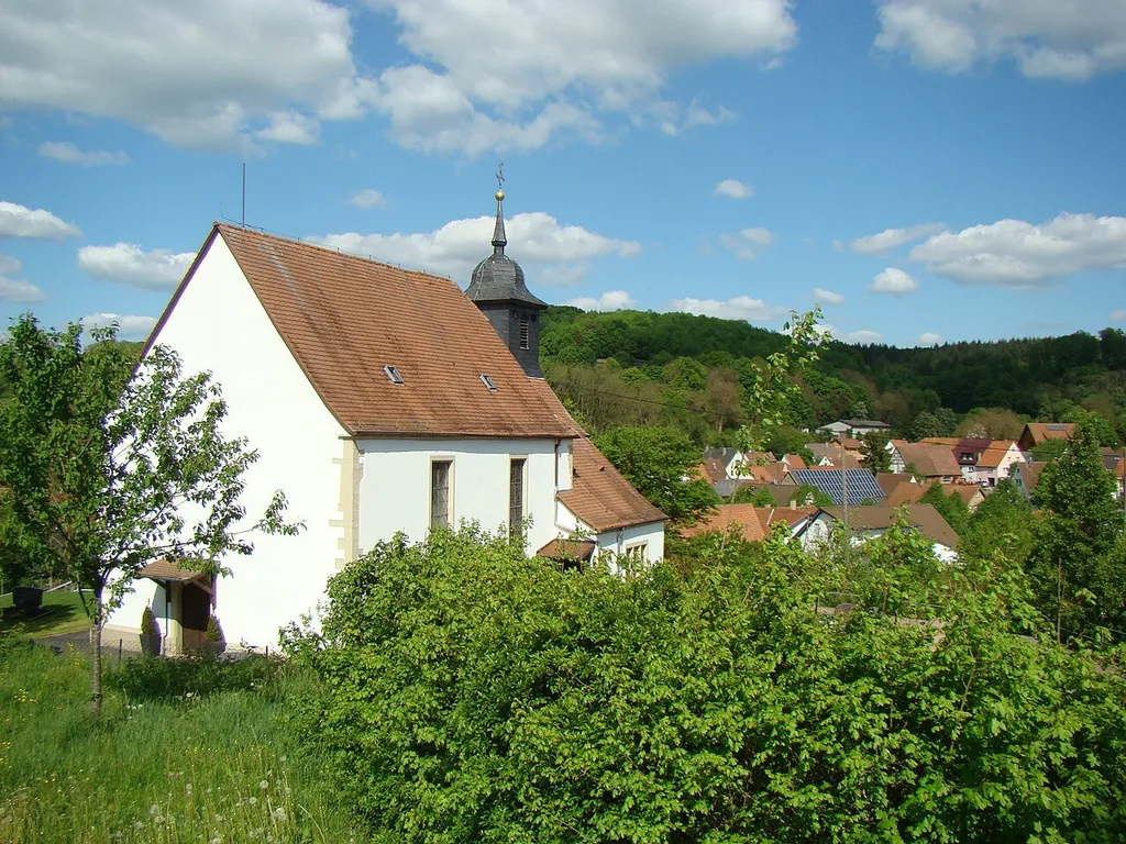 Blick vom vermuteten Burghügel zur Kirche in Möckmühl-Korb