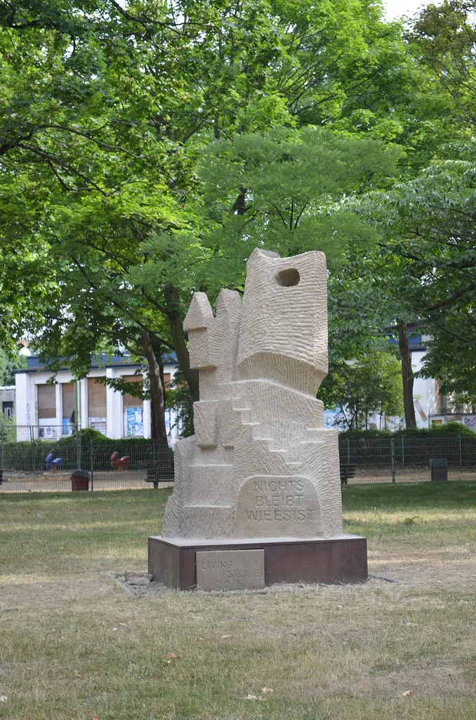 Frankfurt, Gustavsburgplatz, Living Stone