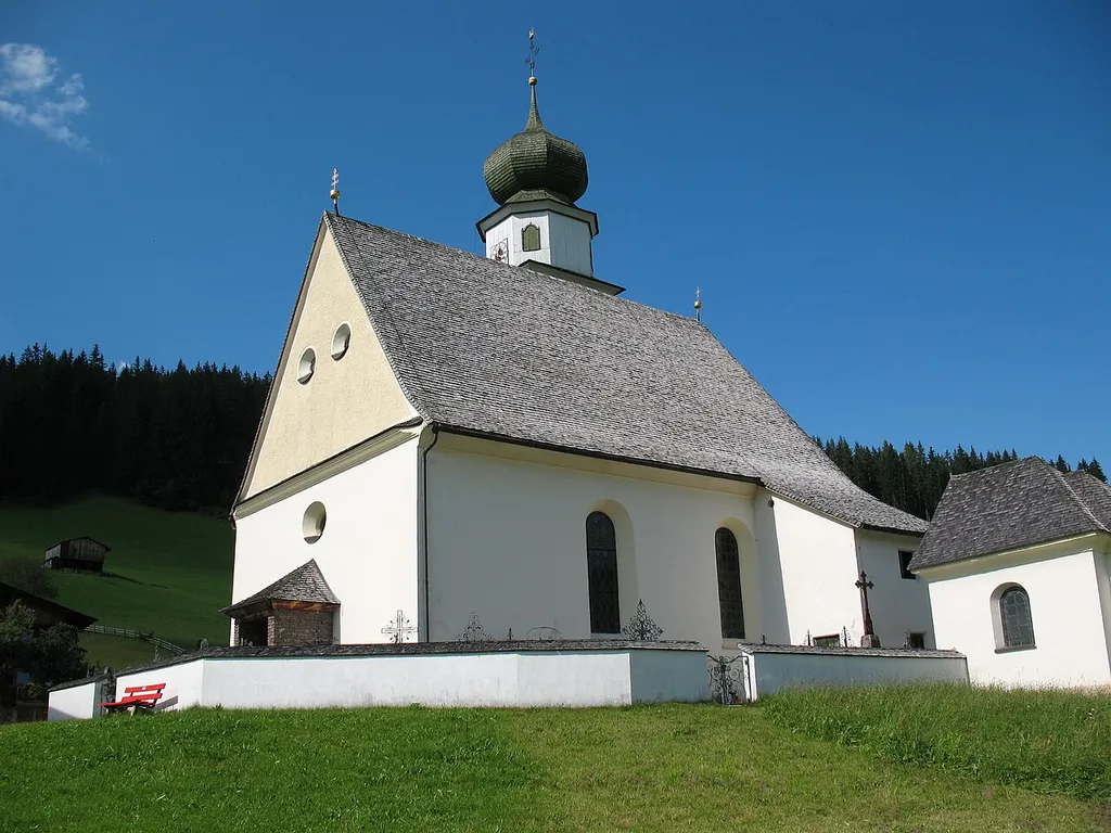 Kath. Pfarrkirche hl. Michael und Friedhof mit Kapelle
