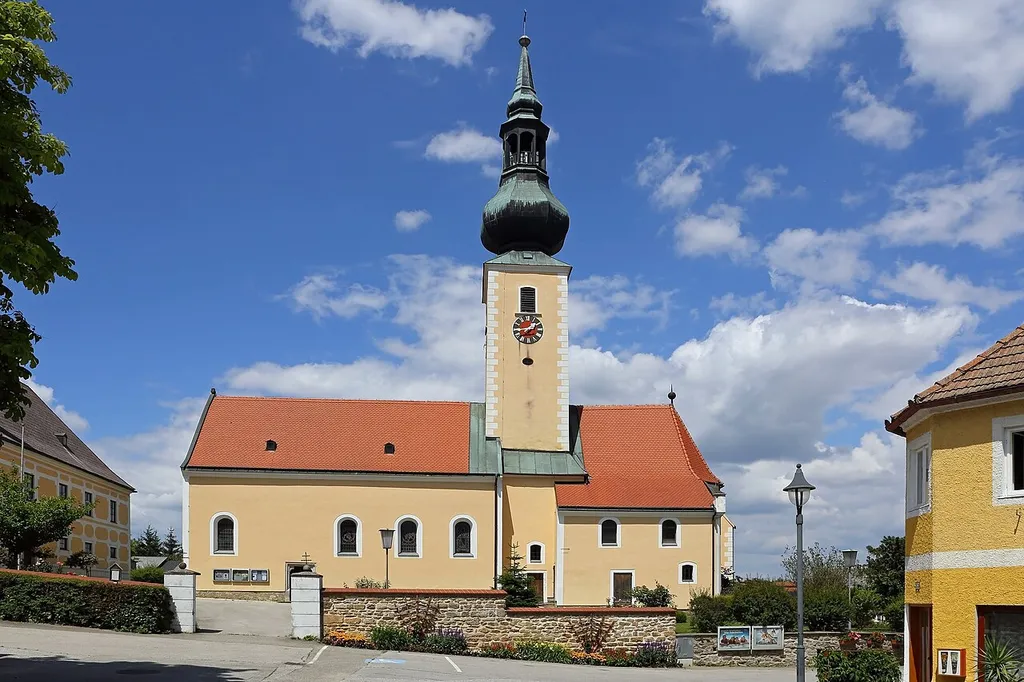 Die ursprünglich romanische Kirche wurde im 15. Jahrhundert durch einen spätgotischen Chor und den Einbau einer Halle verändert. Das Altarblatt am spätbarocken Hochaltar stammt von Martin Johann Schmidt.
