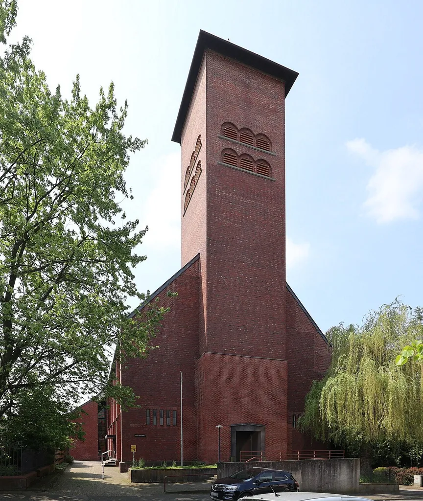 Die Kirche St. Suitbertus in Solingen-Höhscheid, aufgenommen im Frühling 2023