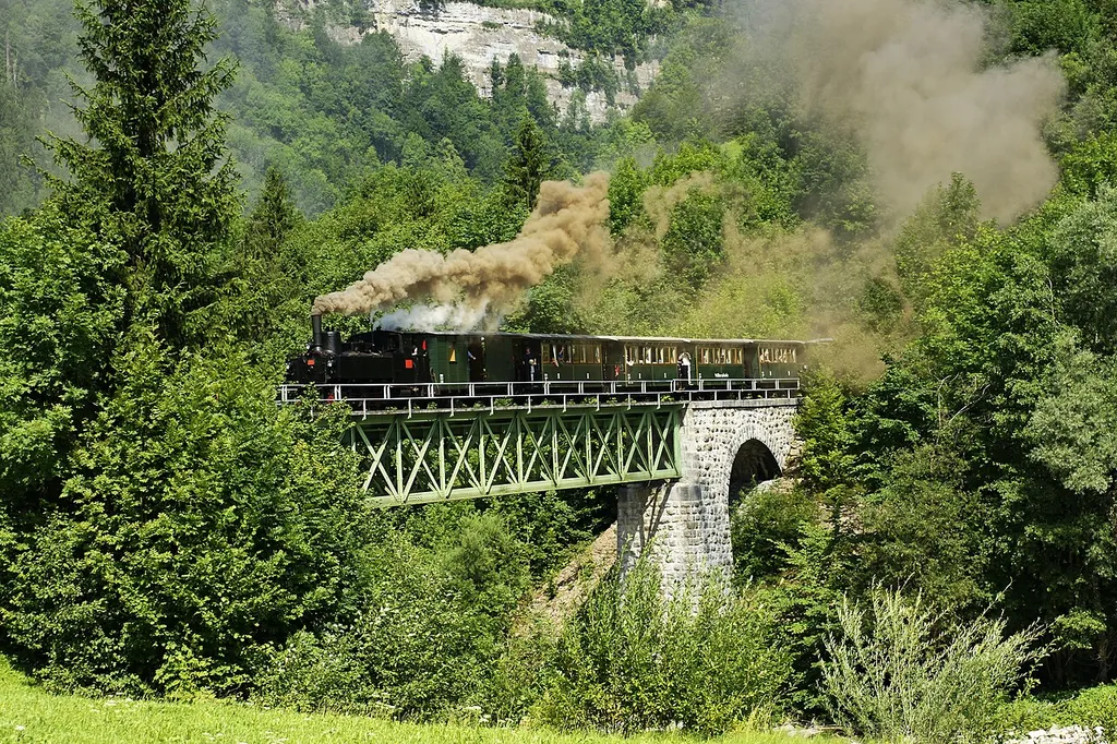 Museumsbahn "Wälderbähnle" auf Sporeneggbrücke bei Schwarzenberg in Vorarlberg.