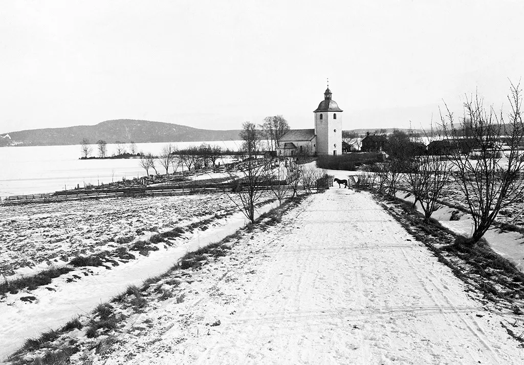 Köla church by lake Hugn. The church was built around 1700. Köla kyrka vid sjön Hugn. Kyrkan byggdes omkring 1700. Parish (socken): Köla Province (landskap): Värmland Municipality (kommun): Eda County (län): Värmland Photograph by: Unknown Date: c. 1900 Format: Print Persistent URL: kmb.raa.se/cocoon/bild/show-image.html?id=16000200146332 Read more about the photo database (in english): www.kms.raa.se/cocoon/bild/about.html