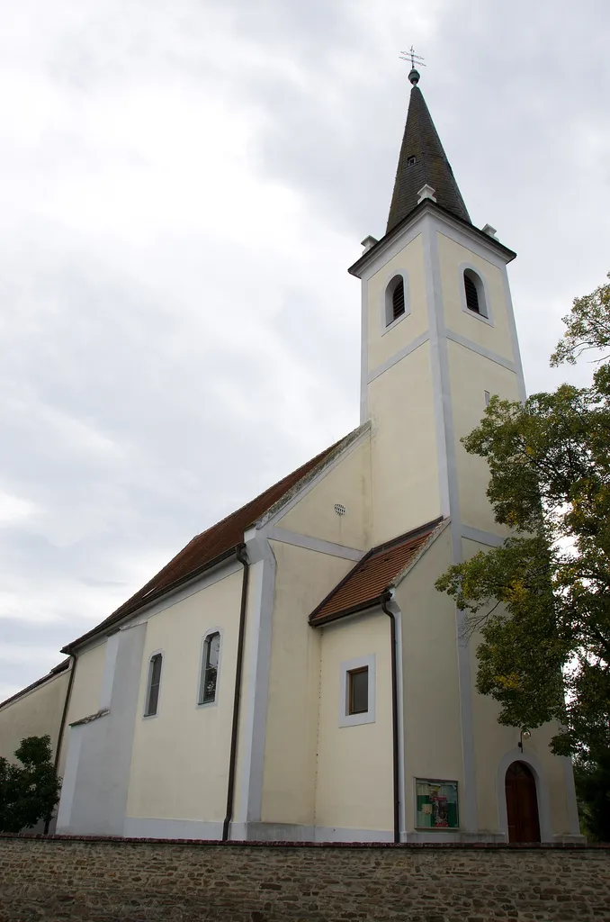 Kath. Pfarrkirche Hl. Dreifaltigkeit und ehem. Friedhof