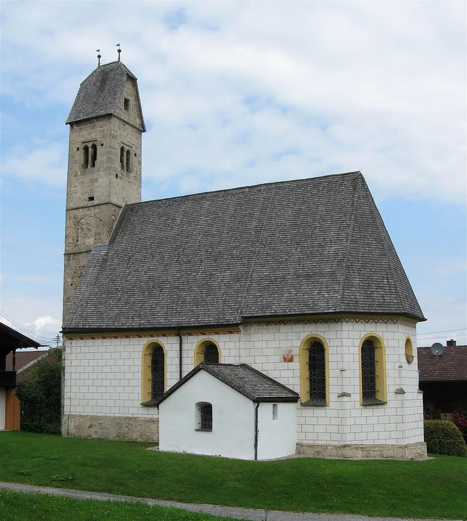 Esterndorf; Katholische Filialkirche Maria Hilf, Turm 12./13. Jahrhundert, sonst gotischer Neubau von 1496, gemalter Fries 1567, barockisiert 1735. D-1-82-137-29