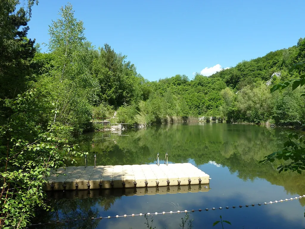 Grüner See bei Witzenhausen-Hundelshausen, Nordhessen. Ehemaliger Gipsbruch, heute Badesee