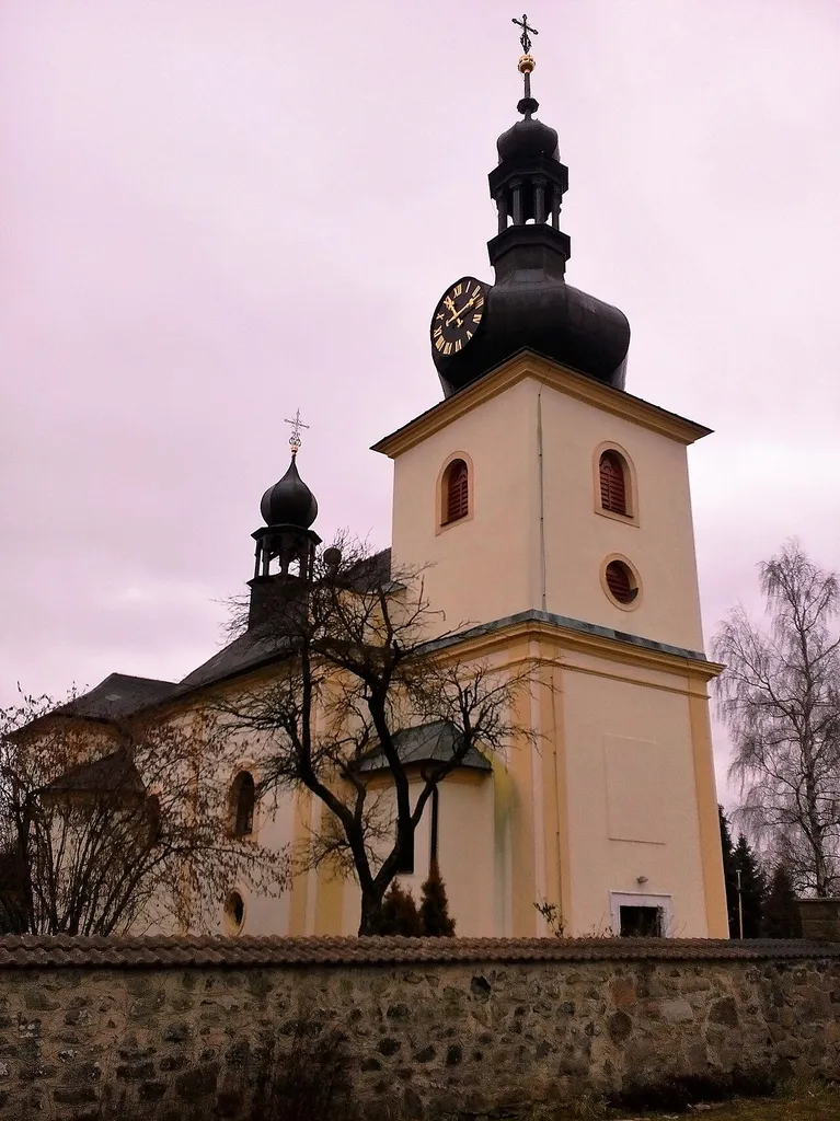 Barokní kostel sv. Václava v obci Malá Bukovina na Děčínsku.