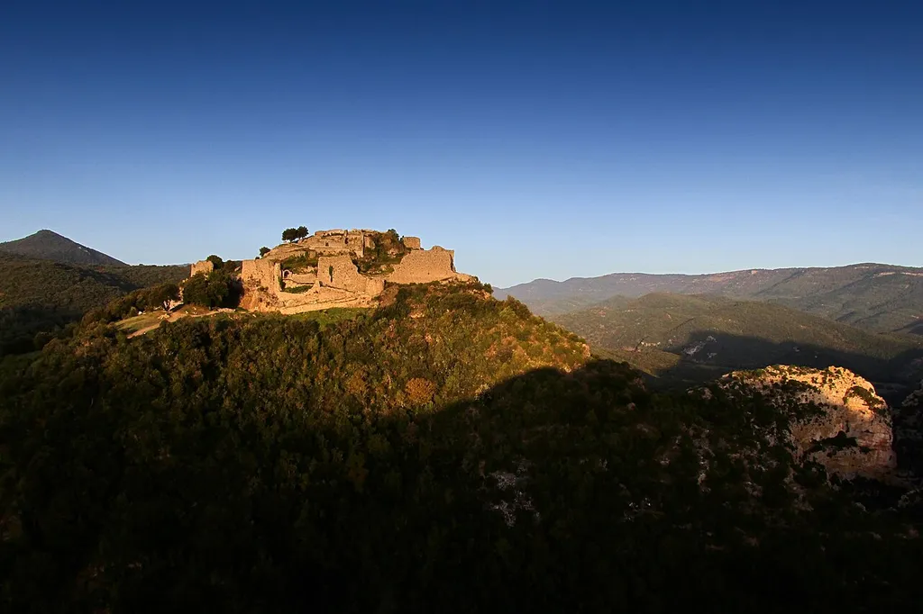 Les premiers rayons du soleil éclairent le sommet des collines, le château de Termes, le rocher du Termenet.