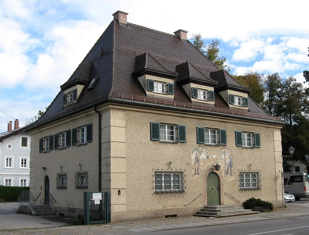 Münchener Straße 8; Postamt Feldkirchen, zweigeschossiger Putzbau mit Steilwalmdach und Gauben, Marmortürgewände, Sterntür, Wandfresko und Putzgliederungen, modern-historisierend, 1925 von Robert Vorhoelzer.