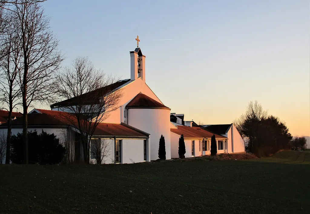Emmauskirche und Ökumenisches Kurseelsorgezentrum, Kurallee 2, Bad Griesbach im Rottal (Ansicht von Nordwesten)