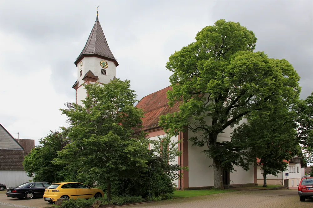 St. Georgskirche in Grömbach, noch mit beiden Linden vor dem Eingang
