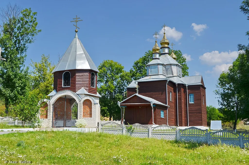 Антонівка. Церква Різдва Богородиці. 1777 р., 1802 р. Пам'ятка архітектури національного значення обшита блок-хаусом !