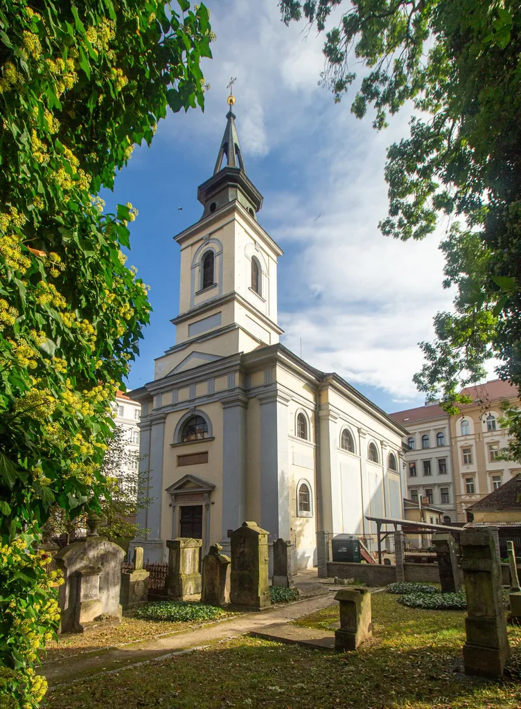 Praha-Smíchov, kostel Nejsvětější Trojice na Malostranském hřbitově