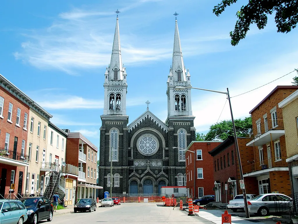 Église St-Charles (détail de la façade), vue de la 5e rue dans le quartier Vieux-Limoilou de la ville de Québec.
