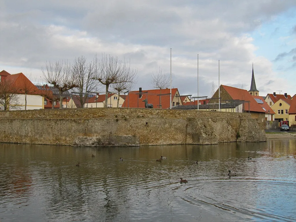 Burg Großlangheim, Reste der Grundmauern und Wassergraben
