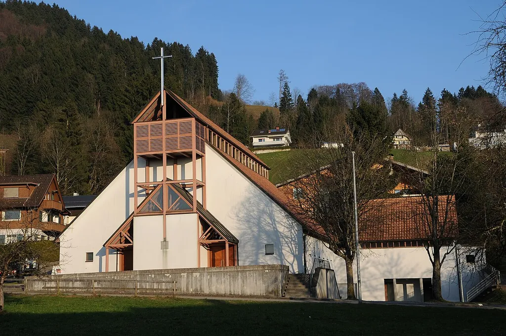 Kirche Maria Königin des Friedens in Watzenegg. Alte Kapelle von 1780 abgetragen. Neubau der Kirche 1983/84 nach Plänen von Wolfgang Ritsch und den Brüdern Wäger.