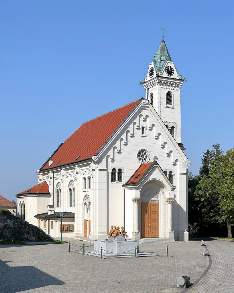 Südostansicht der röm.-kath. Pfarrkirche hl. Martin in der niederösterreichischen Marktgemeinde Staatz. Die neoromanische Kirche am Fuß der Staatzer Klippe wurde an Stelle einer älteren Kirche nach Plänen des Architekten Viktor Siedek erbaut und 1907 geweiht.