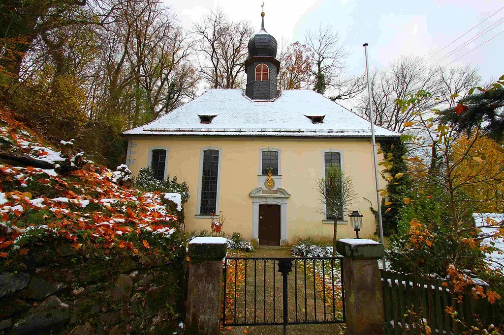 Die evangelische St.-Georgs-Kirche am Hang neben dem Schloss