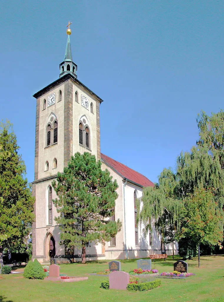 18.09.2009 01665 Zadel (Diera-Zehren), Kirchstraße: Evangelische St.-Andreas-Kirche (GMP: 51.196776,13.428570). Erbaut wurde sie 1841/42 mit 800 Sitzplätzen, nachdem der vorherige Bau zu klein und baufällig geworden war. Erst 1892 wurde das Gotteshaus von Malermeister Kirstein aus Meißen in Farbe gesetzt. Zwischen 1995 und 1998 wurde die denkmalgeschützte Innenausmalung rekonstruiert. [DSCN39066-39067.TIF]20090918180MDR(c)Blobelt