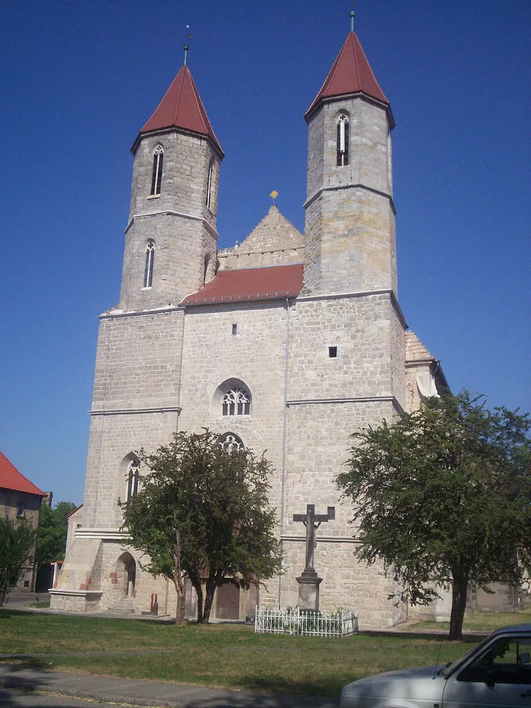 Kościół pod wezwaniem Wniebowzięcia Najświętrzej Marii Panny we Lwówku Ślaskim, fronton zachodni po renowacji w 2008r.