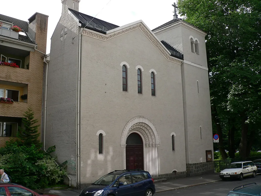Fasaden til Sankt Dominikus kirke i Oslo