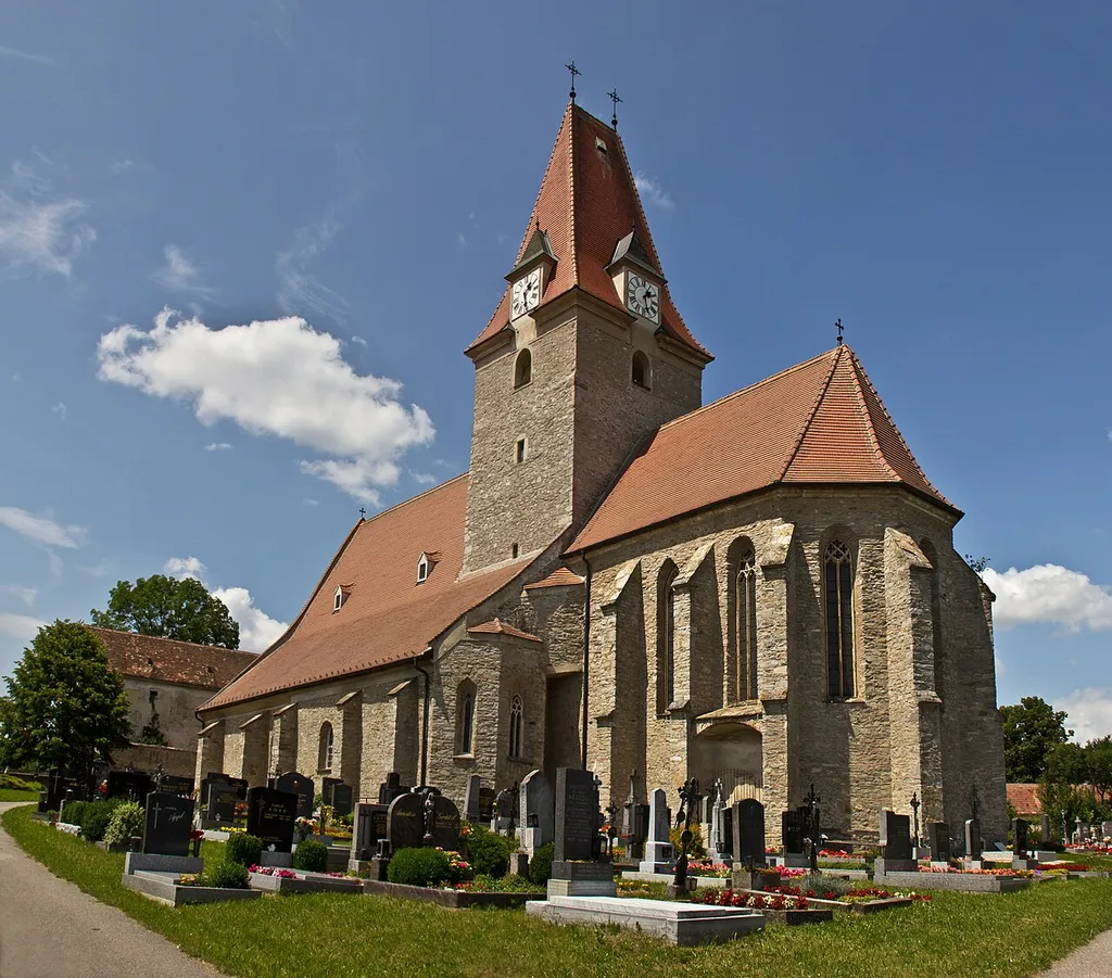 Die Pfarrkirche Mariae Himmelfahrt ist eine gotische Staffelkirche mit romanischem Baukern und neugotischen Erweiterungen.