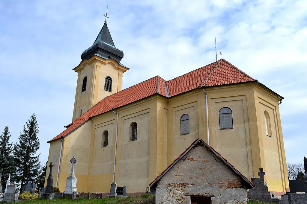 Lakšárska Nová Ves (okr. Senica), Kostol svätého Vavrinca; celkový pohľad z juhovýchodu