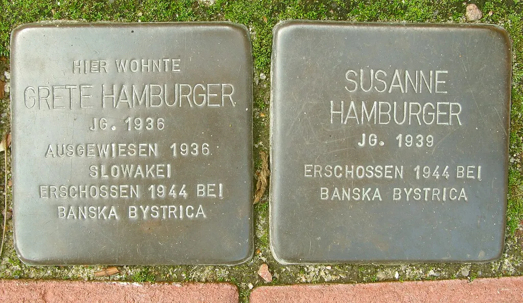 Stolpersteine für Grete und Susanne Hamburger vor dem Haus Snitgerstieg 9 in Hamburg-Horn