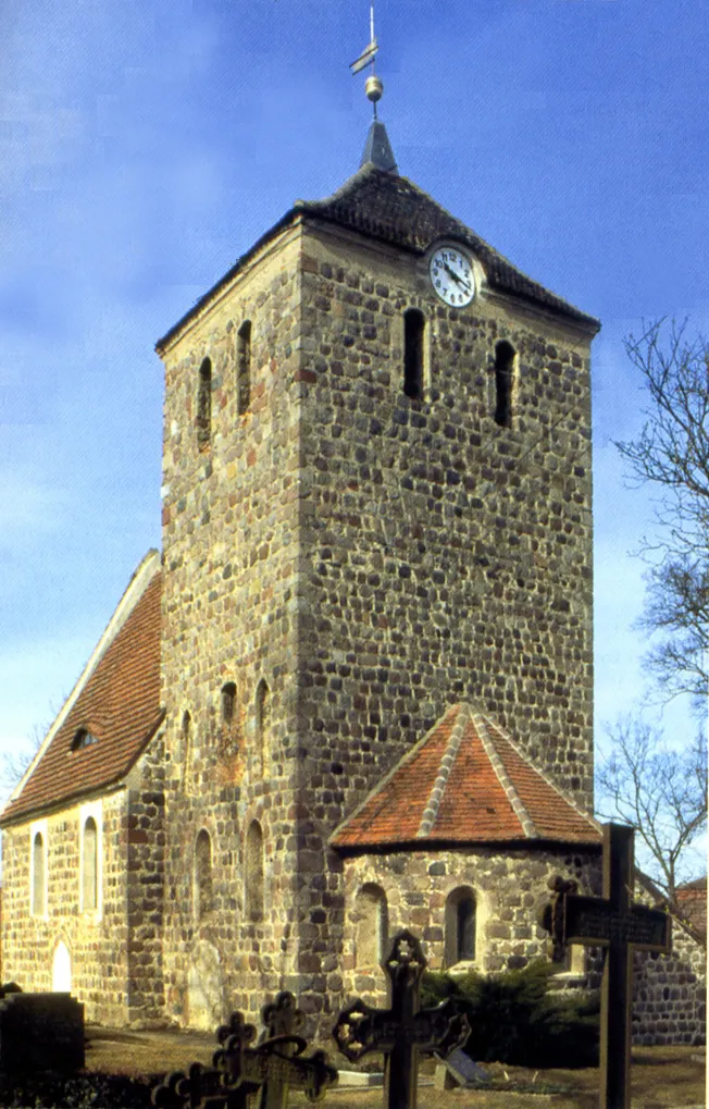 Dorfkirche Grünow bei Angermünde. Die Dorfkirche von Grünow ist die einzige heute noch bestehende Chorturmkirche östlich der Elbe. Dieser Grundrisstyp, bei dem der Turm nicht wie sonst üblich an der Westseite steht, ist in Süddeutschland relativ verbreitet, in Nordostdeutschland jedoch völlig ungewöhnlich. Wegen der „verkehrten“ Stellung des Turms (über dem eingezogenen Chor) wurde Grünow daher früher "Verkehrt-Grünow" genannt.