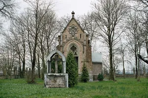 Einzeldenkmal der Sachgesamtheit Schloss und Kirche Altranstädt: Schloss- oder Gruftkapelle mit Einfriedung, Friedhofstor und Grabanlage vor der Kapelle (siehe auch Sachgesamtheitsliste - Obj. 09304298) Am Schloss 2 (bei)