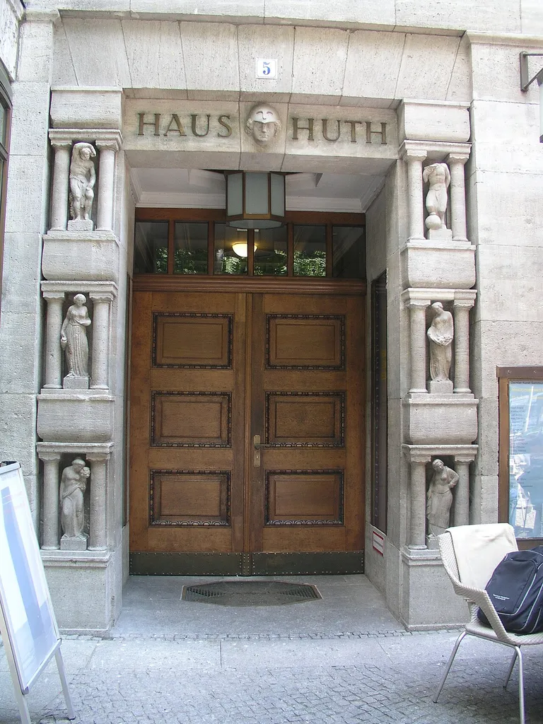 portal design with allegories at Weinhaus Huth