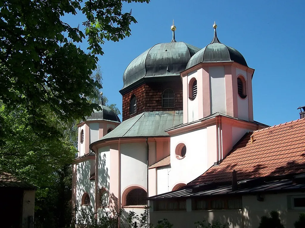 Straubing, Frauenbrünnlstraße 117. Kath. Wallfahrtskirche "Unserer Lieben Frau", barocker Zentralbau mit drei Konchen und Vorhalle, von kleinen Türmen flankierte Kuppel, 1705/07 erbaut; mit Ausstattung; angebautes Wohnhaus mit Walmdach, 18. Jh.; Mariengrotte über Quelle, an der Nordseite.