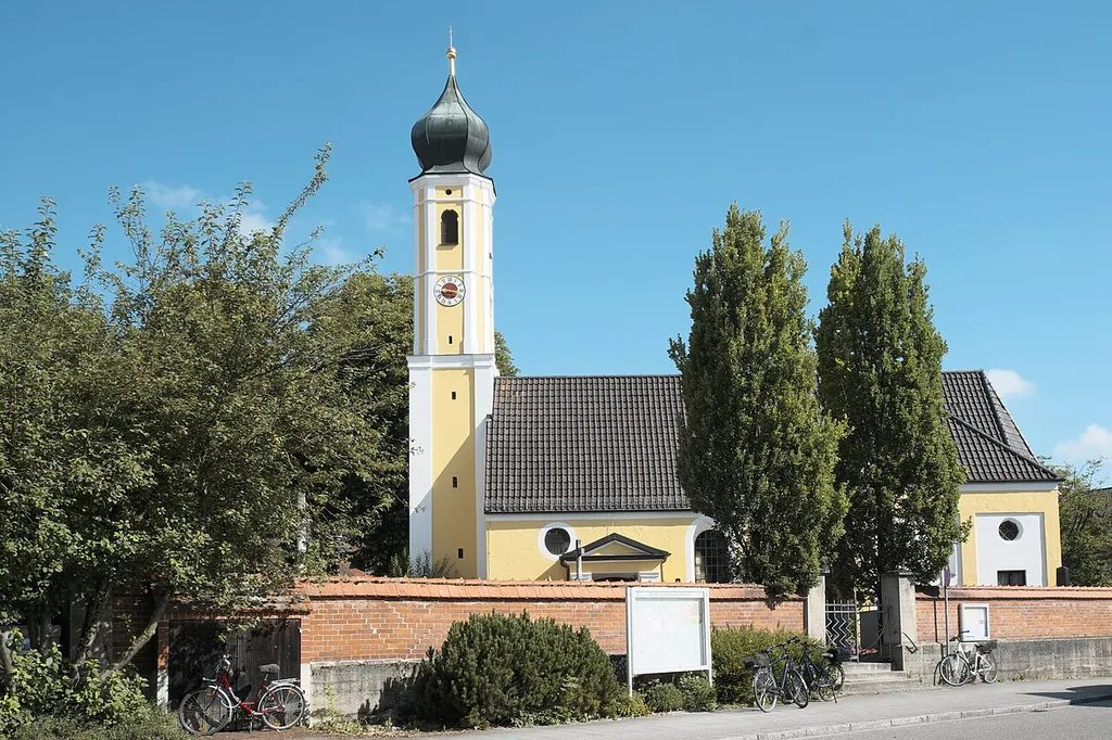 Katholische Nebenkirche Alt St. Ulrich in Unterschleißheim im Landkreis München (Bayern, Deutschland)