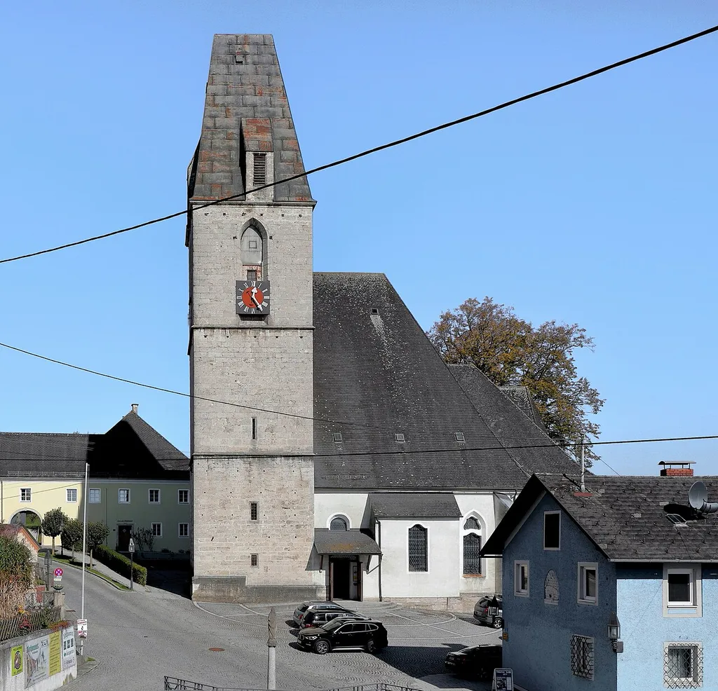 Die röm.-kath. Pfarrkirche hl. Martin in der oberösterreichischen Gemeinde Kematen an der Krems. Eine kurze gotische Staffelkirche mit barocker Einrichtung.