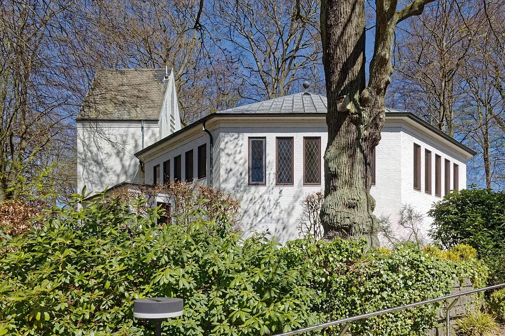 Matthias-Claudius-Kirche in Hamburg-Wohldorf-Ohlstedt, Südseite