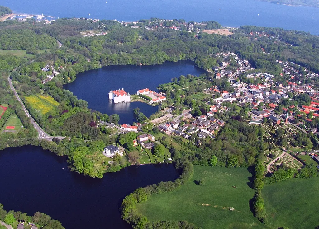 Luftbild der Stadt Glücksburg (Ostsee) an der Flensburger Förde im Kreis Schleswig-Flensburg, Schleswig-Holstein - Foto Wolfgang Pehlemann Steinberg/Ostsee IMG_6251