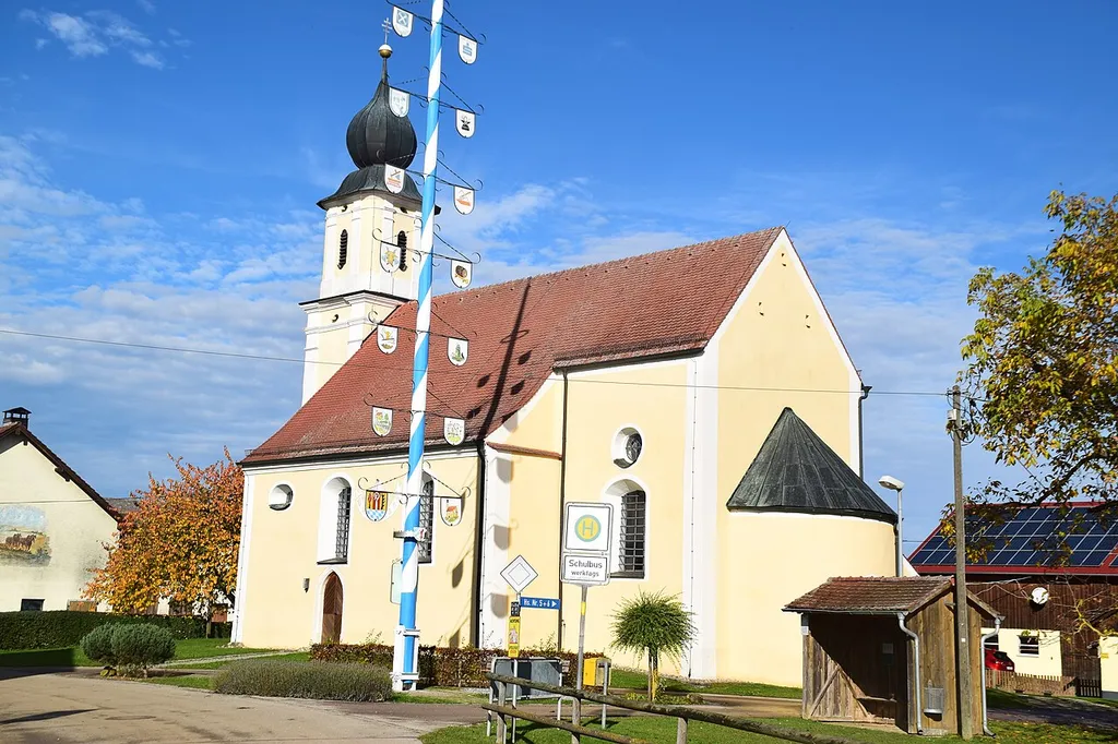 Saalbau mit Steildach, Chor romanisch