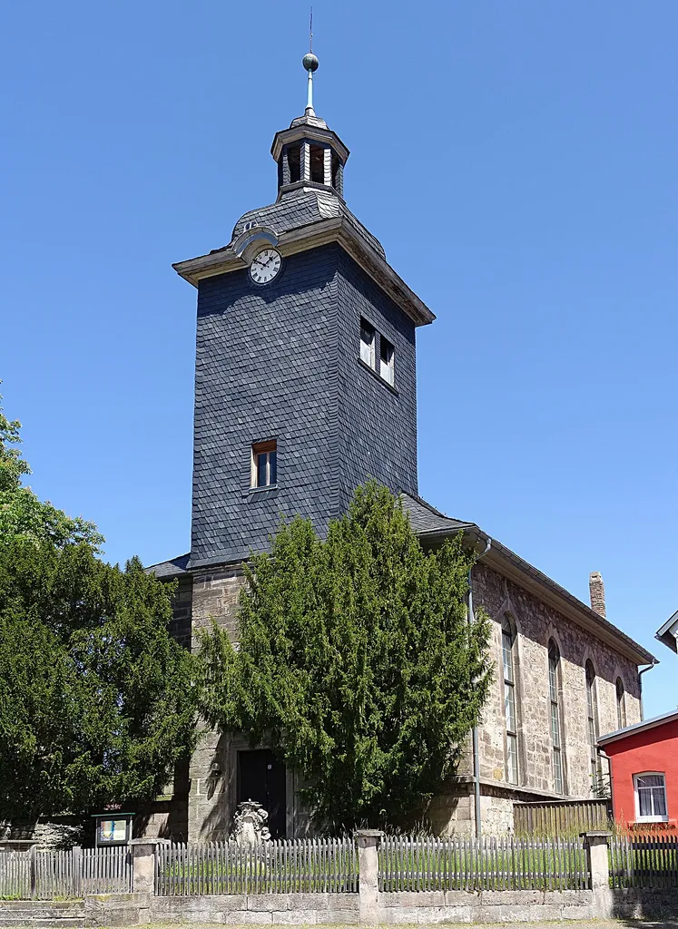 Die Dorfkirche Neusiß wurde von Clemens Wenzeslaus Coudray im klassizistischen Baustil entworfen und 1842 eingeweiht.